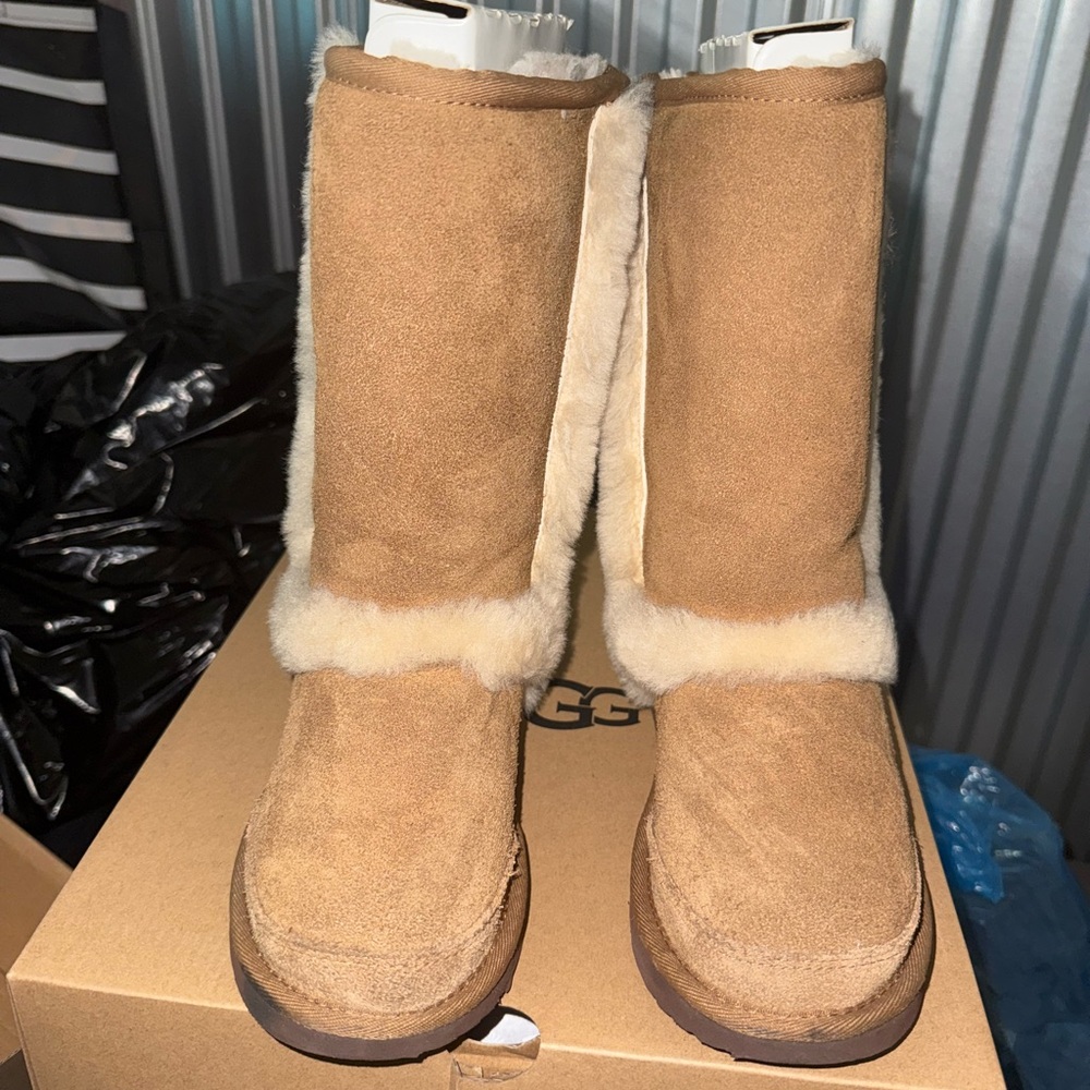 ⚠️SOLD⚠️ UGG kids Sunburst tall sz 3